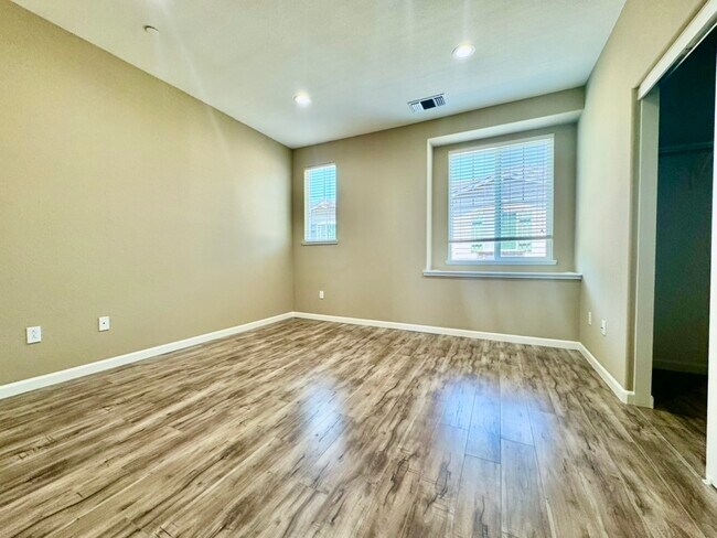 Building Photo - 6576 S Mariposa Ct