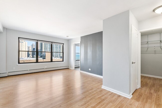 Building Photo - 5858 N Sheridan Rd