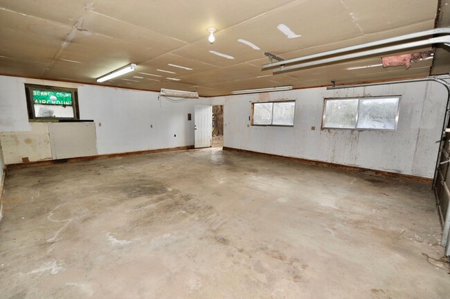 Building Photo - Central CDA rancher 2 bed 1 bath with 2 ca...