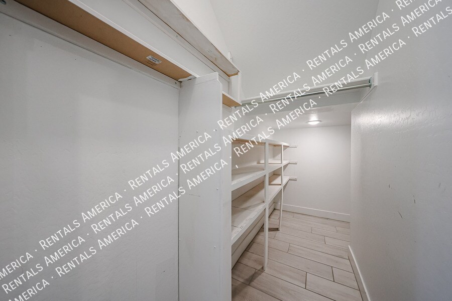 Building Photo - 1321 W Coyote Dr