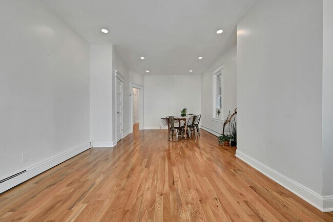 Building Photo - 158 Edgar St