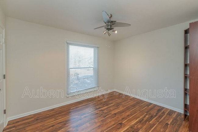 Building Photo - 250 Brooks Dr