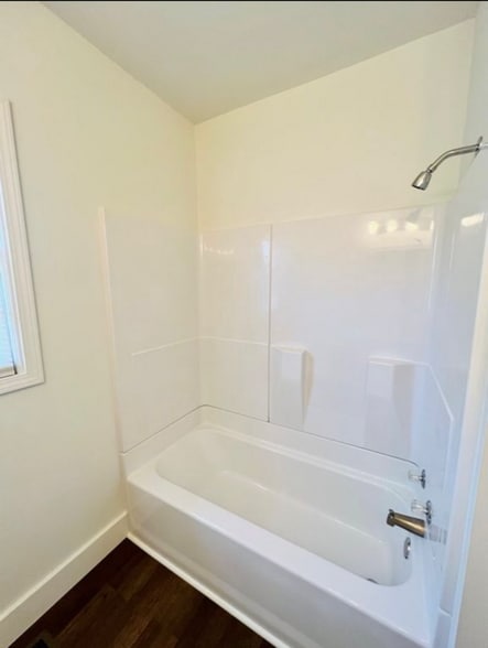 Building Photo - 1604 E 9th St