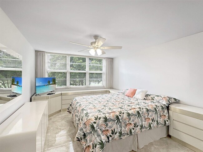 Building Photo - 3505 Oaks Way