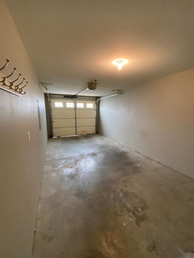 Building Photo - Fox Run Townhomes 1