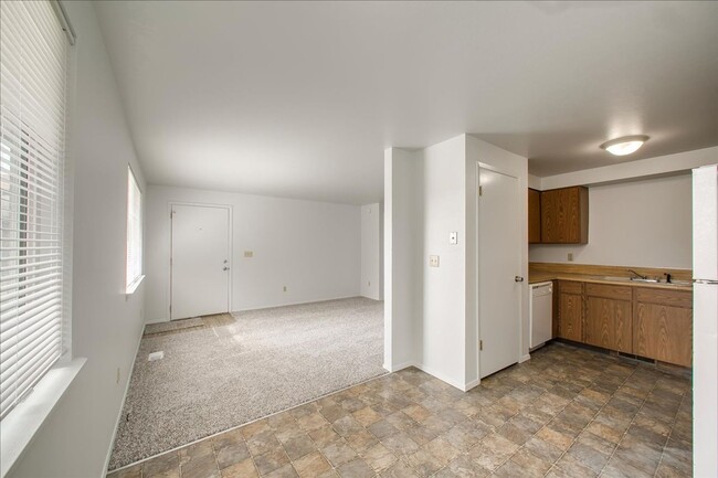 Building Photo - Charming 2 Bed, 1 Bath Duplex – Prime Bois...