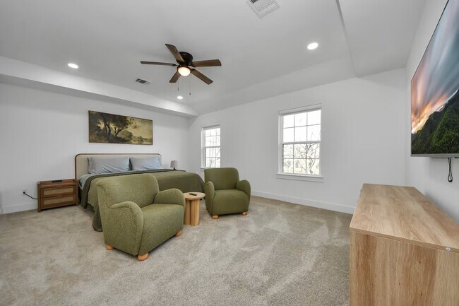 Building Photo - 6747 Peerless St