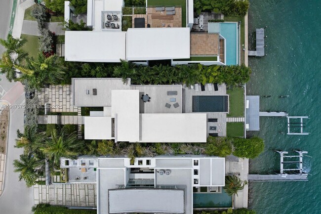 Building Photo - 1379 N Venetian Way