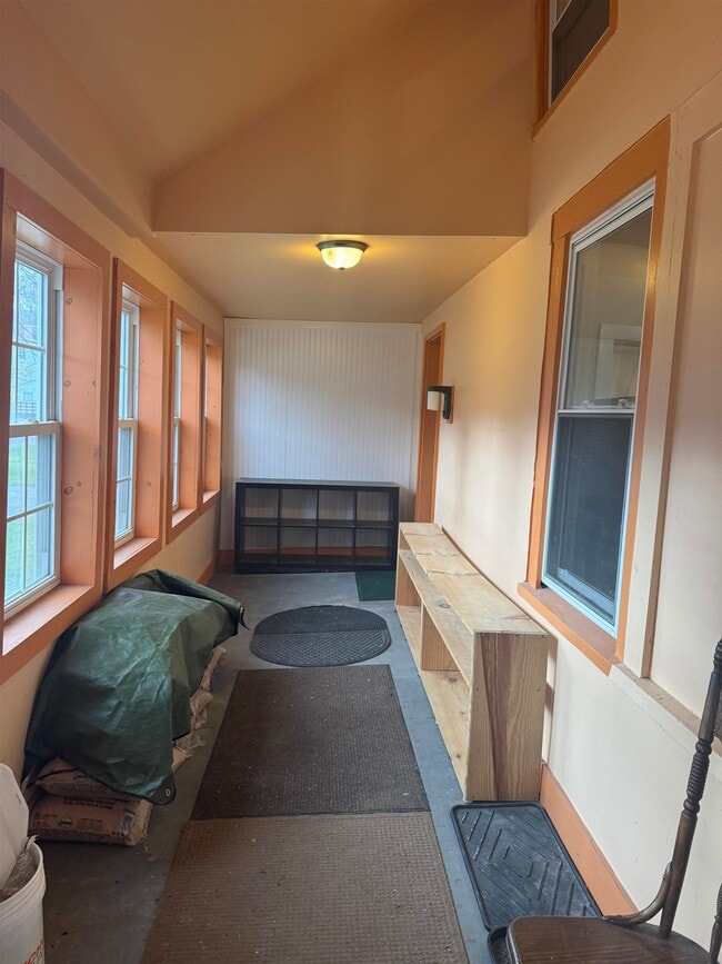 Building Photo - 10 Meadow St