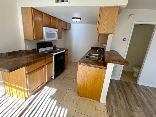 Building Photo - 2 Bedroom 1.5 Bath Townhouse in Fountain Hills