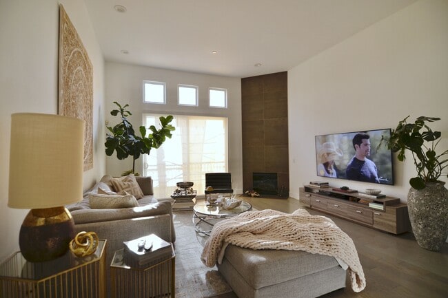 Building Photo - 5703 Laurel Canyon Blvd