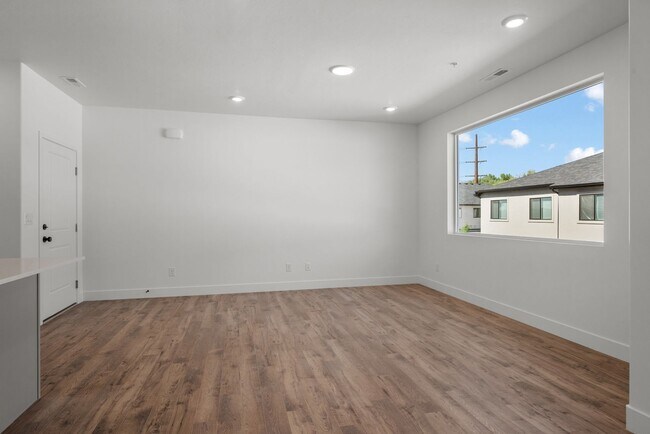 Building Photo - Brand-New 3 Bed, 2 Bath Townhome in Spanish Fork!