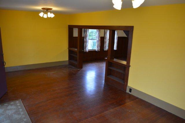 Building Photo - Beautiful, spacious Craftsman, Owner pays Yard Care, Laundry on site