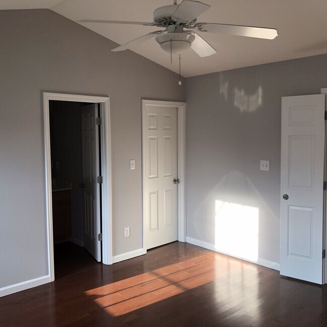 Building Photo - Amazing 3 Bedroom Home in North East Raleigh