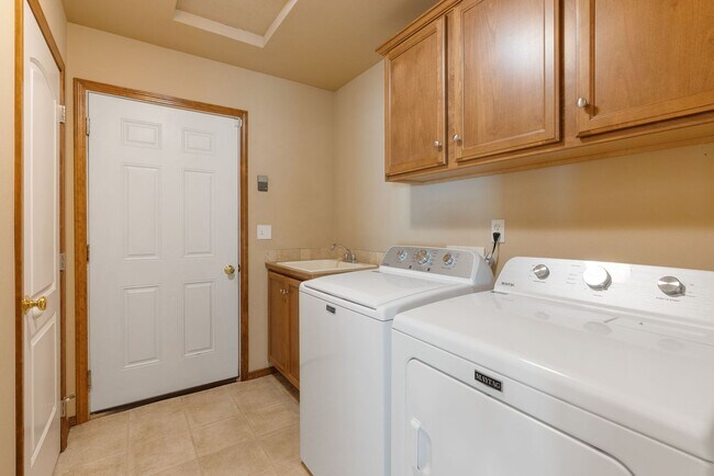 Building Photo - 3 Bedroom Home with a 3 Car Garage in Deer...
