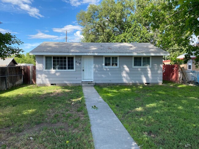 Building Photo - 3bed, 1.5bath, 1,050sq.ft. Single family home with garage