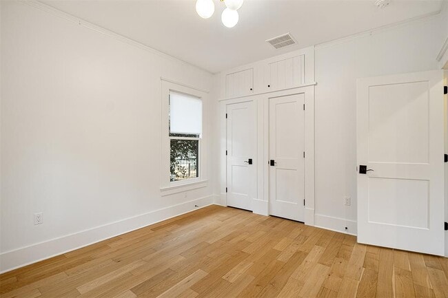 Building Photo - 2606 W 8th St