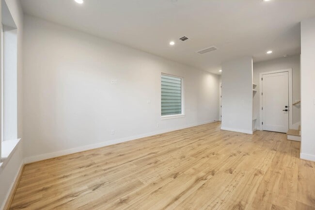 Building Photo - 6116 De Campo St