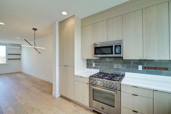 Building Photo - 3Bd/1.5Ba Seattle Townhouse