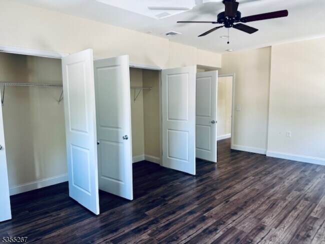 Building Photo - 3 Bank St