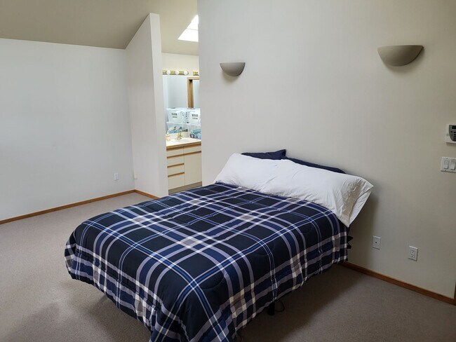 Building Photo - FULLY FURNISHED - 3 Bed 3 Full bath-office...