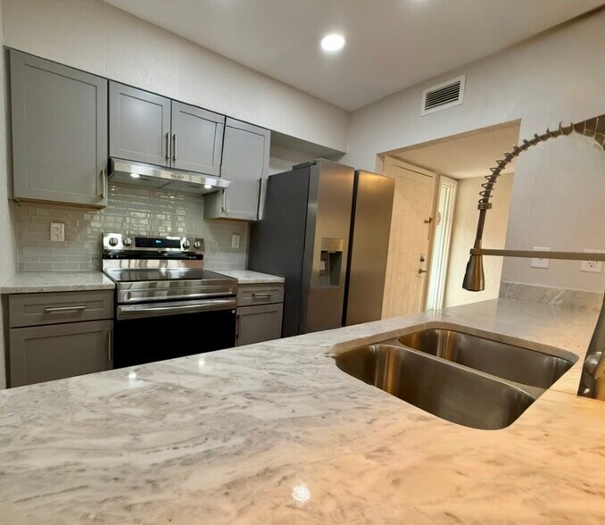 Kitchen - 2252 Burnway Rd