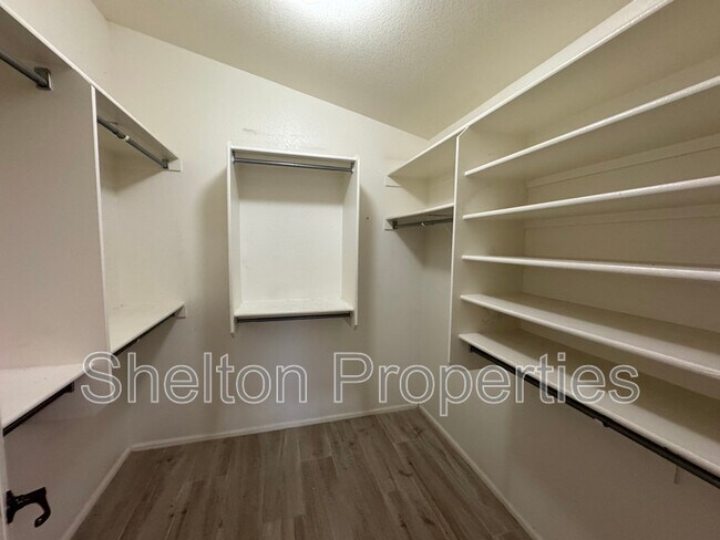 Building Photo - 15828 W Latham St
