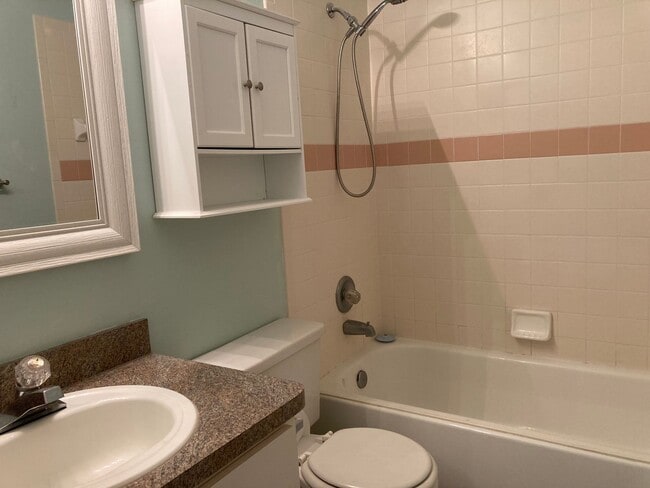 Building Photo - 2 bedroom, 2 bath ground level condo with ...