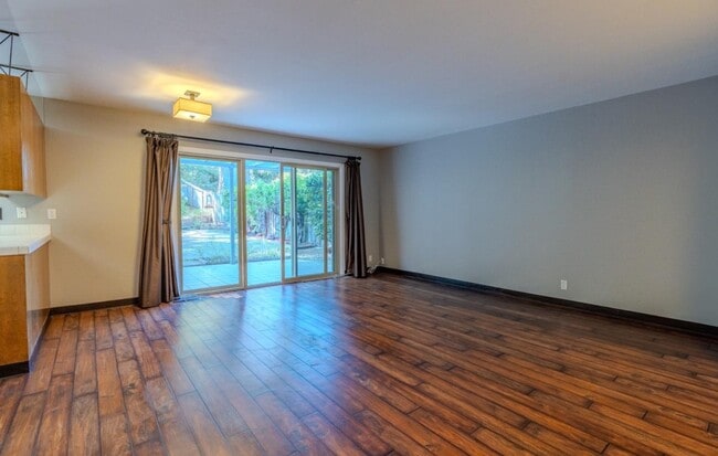 Building Photo - 985 Big Bend Dr