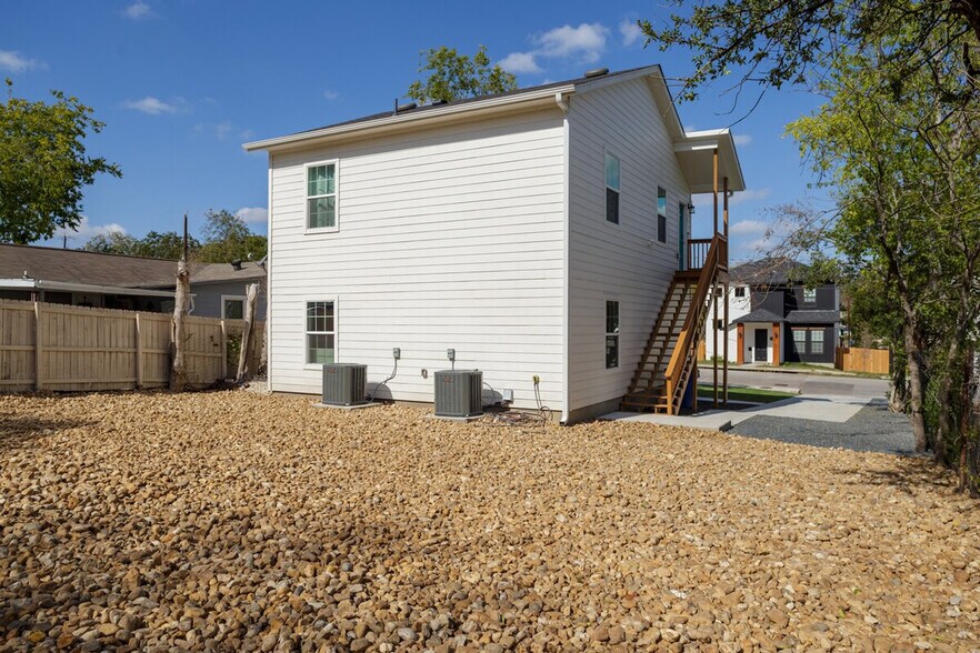 Building Photo - 135 Stella St