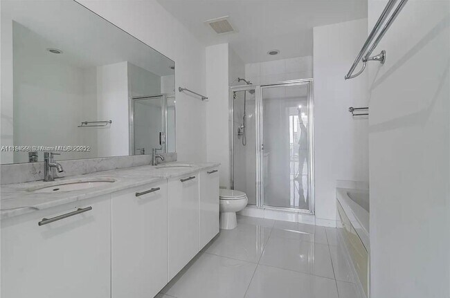 Building Photo - 950 Brickell Bay Dr