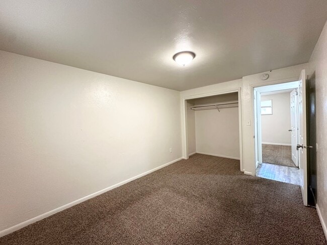 Building Photo - 3 bed 1 bath duplex near RiNo and City Par...