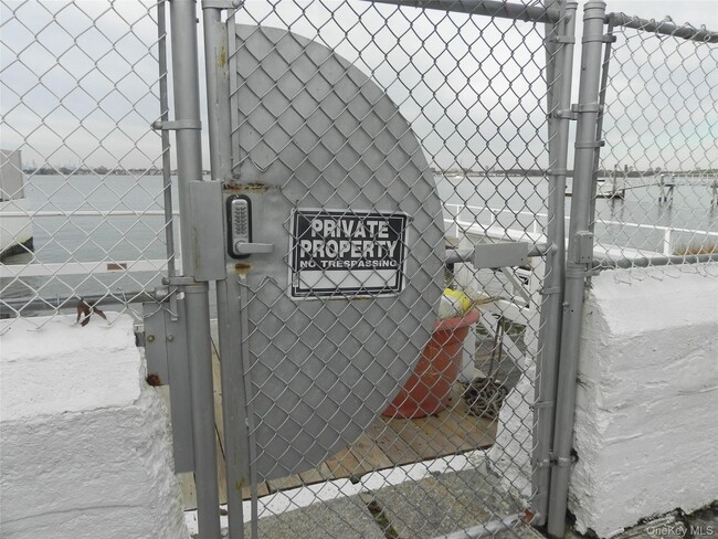 Building Photo - 10 Pell Pl