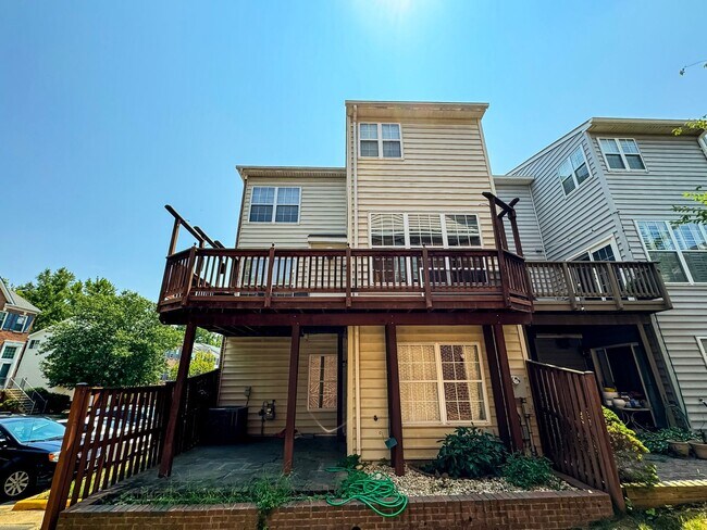 Building Photo - Stunning 3 Bed 3.5 Bath Brick Colonial End-Unit Townhome In Vibrant Kingstowne Community