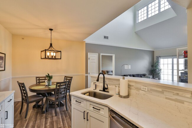 Building Photo - Bright, spacious 2-bedroom / 2-bath condo available now!