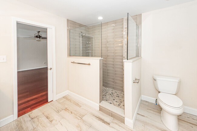 Building Photo - 4 Bedroom 2.5 Bath House in Montclair - We...