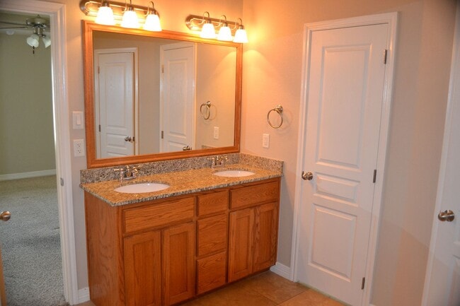 Building Photo - PRICE Improvement!! Beautiful 4 bed 2 bath home ready now!!