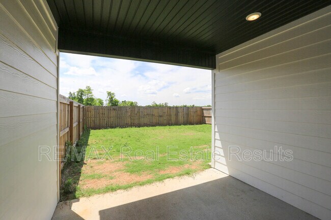 Building Photo - 1401 SW Poigai Wy