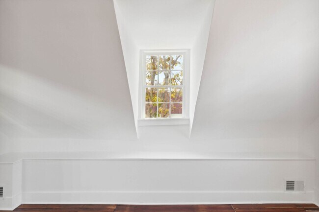 Building Photo - 89 Alexander St