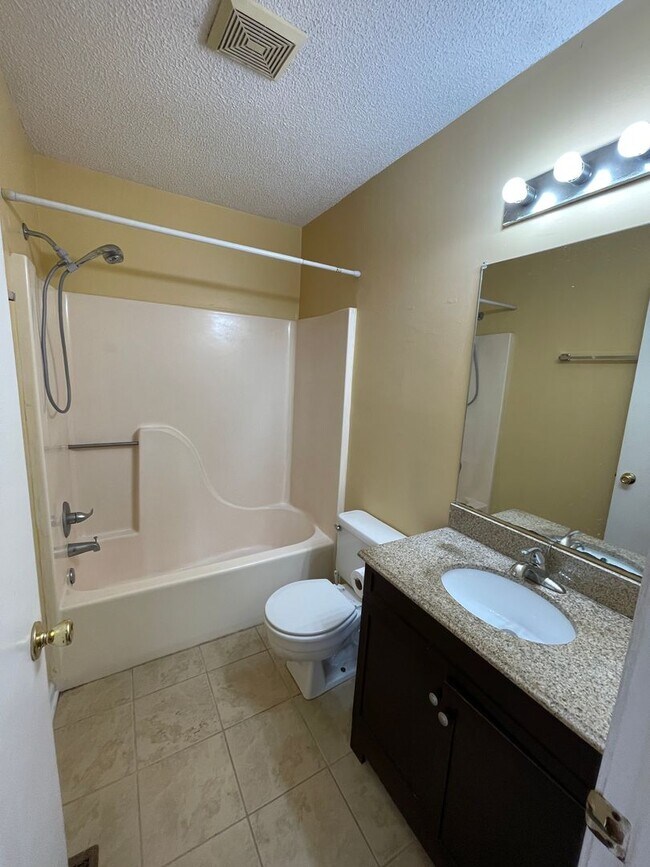 Building Photo - Inviting, updated 4br 3.5ba duplex w/ park...