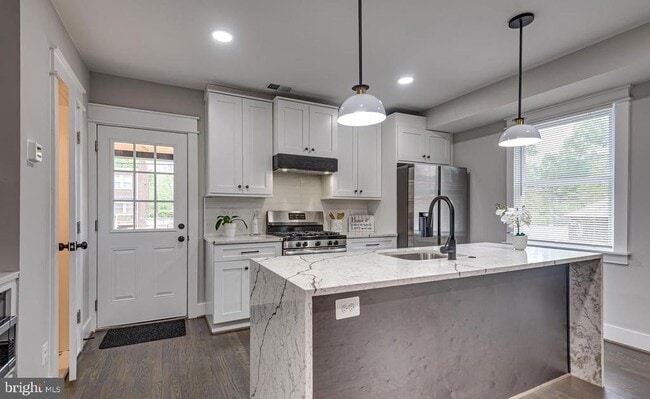 Building Photo - 439 Newcomb St SE