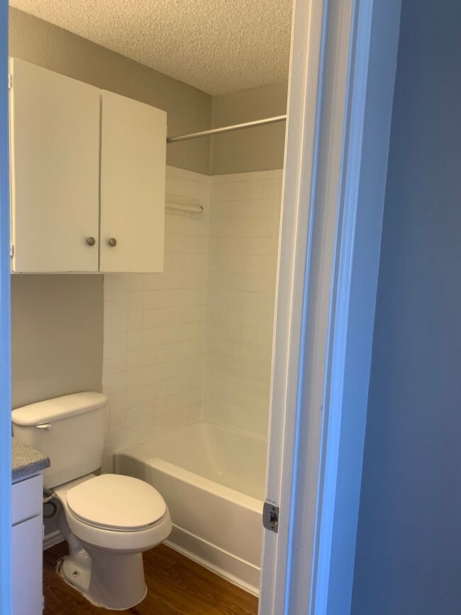 Building Photo - 3 bedroom 2 bath