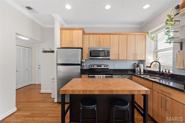 Building Photo - 5621 Pershing Ave