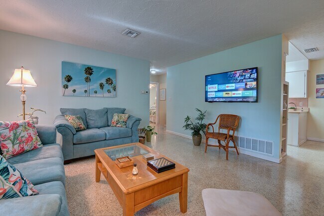 Living - 3605 Iroquois Ave