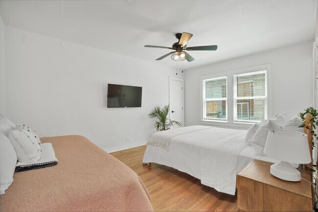 Building Photo - Gorgeous 3 bedroom, 2 ba home in the heart...