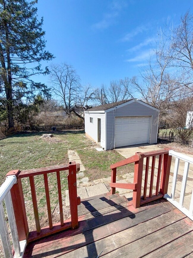Building Photo - 569 S James Rd