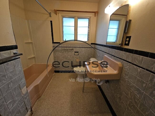 Building Photo - 102 Poncha Ave