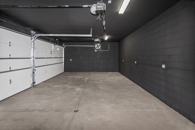 Building Photo - 6556 S Minerva Ave