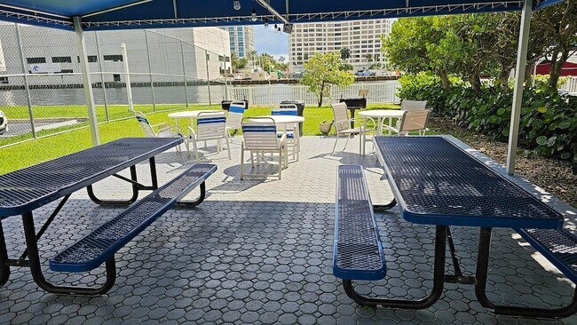 Building Photo - 400 Leslie Dr