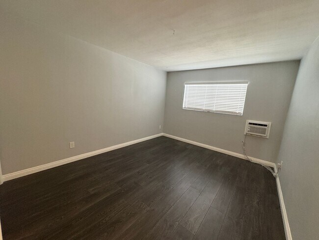 Building Photo - Tri-plex 2 bedroom 1 bathroom apartment of...